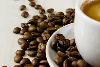 This photo of a cuppa coffee and coffee beans was taken by Brazilian photographer Flavio Takemoto.
